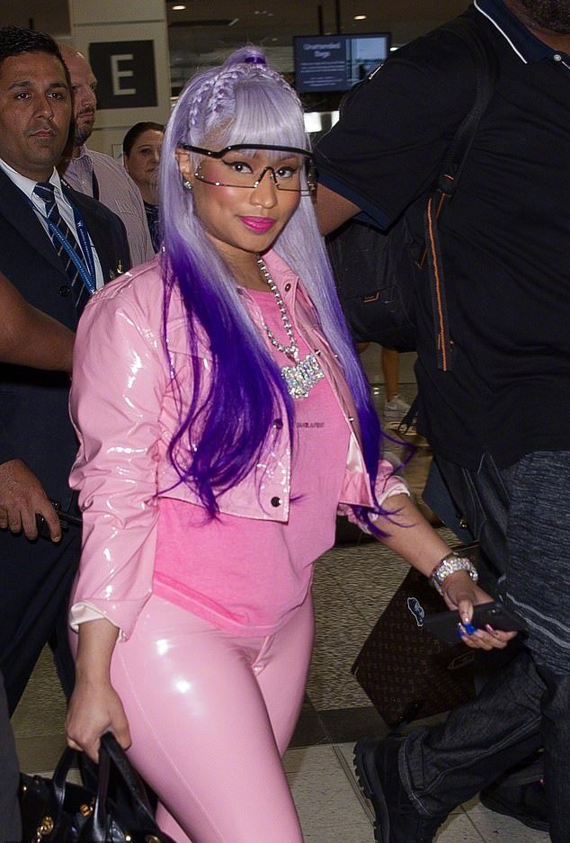 新浪娱乐讯 1月14日,nicki minaj现身墨尔本机场,她一身粉色皮质潮装