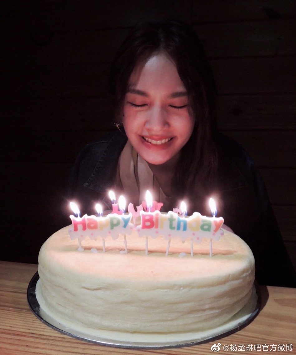 组图杨丞琳开心庆祝35岁生日双手合十甜笑垂眸许愿