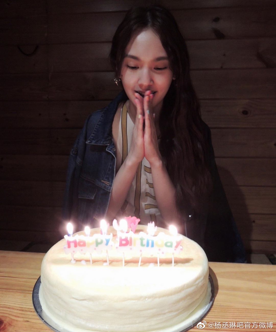 组图:杨丞琳开心庆祝35岁生日 双手合十甜笑垂眸许愿