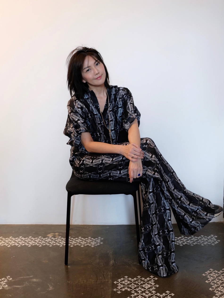 组图:孙燕姿穿黑色印花套装现身线上见面会 笑容率真温柔十足