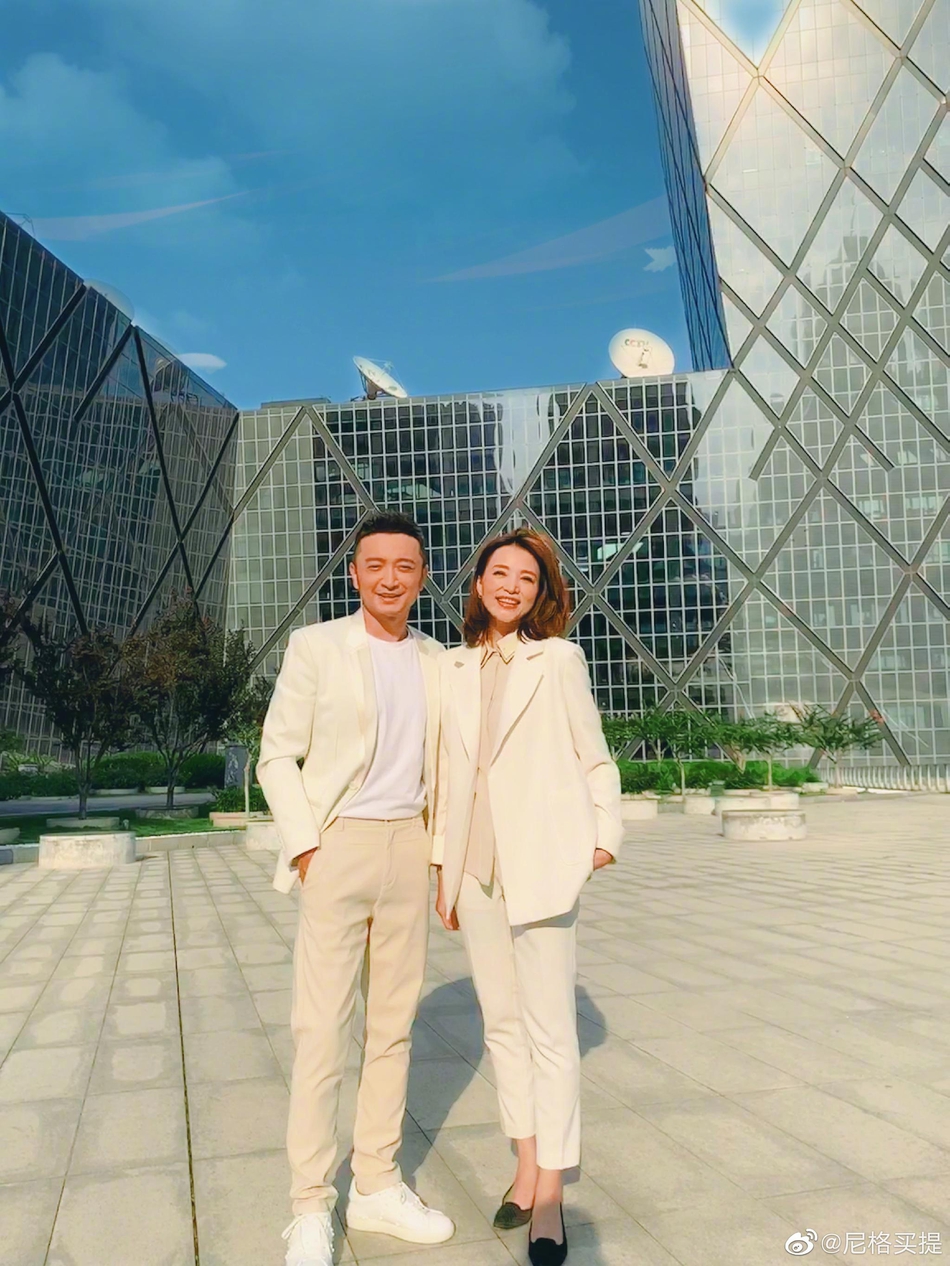 组图:央视主持"大裤衩"下合影 滤镜下全员长腿董卿稳居c位