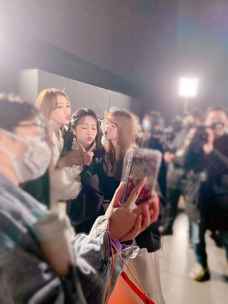 组图:宣璐晒姐姐们后台比耶合照 笑容甜美气氛和睦感情好_高清图集