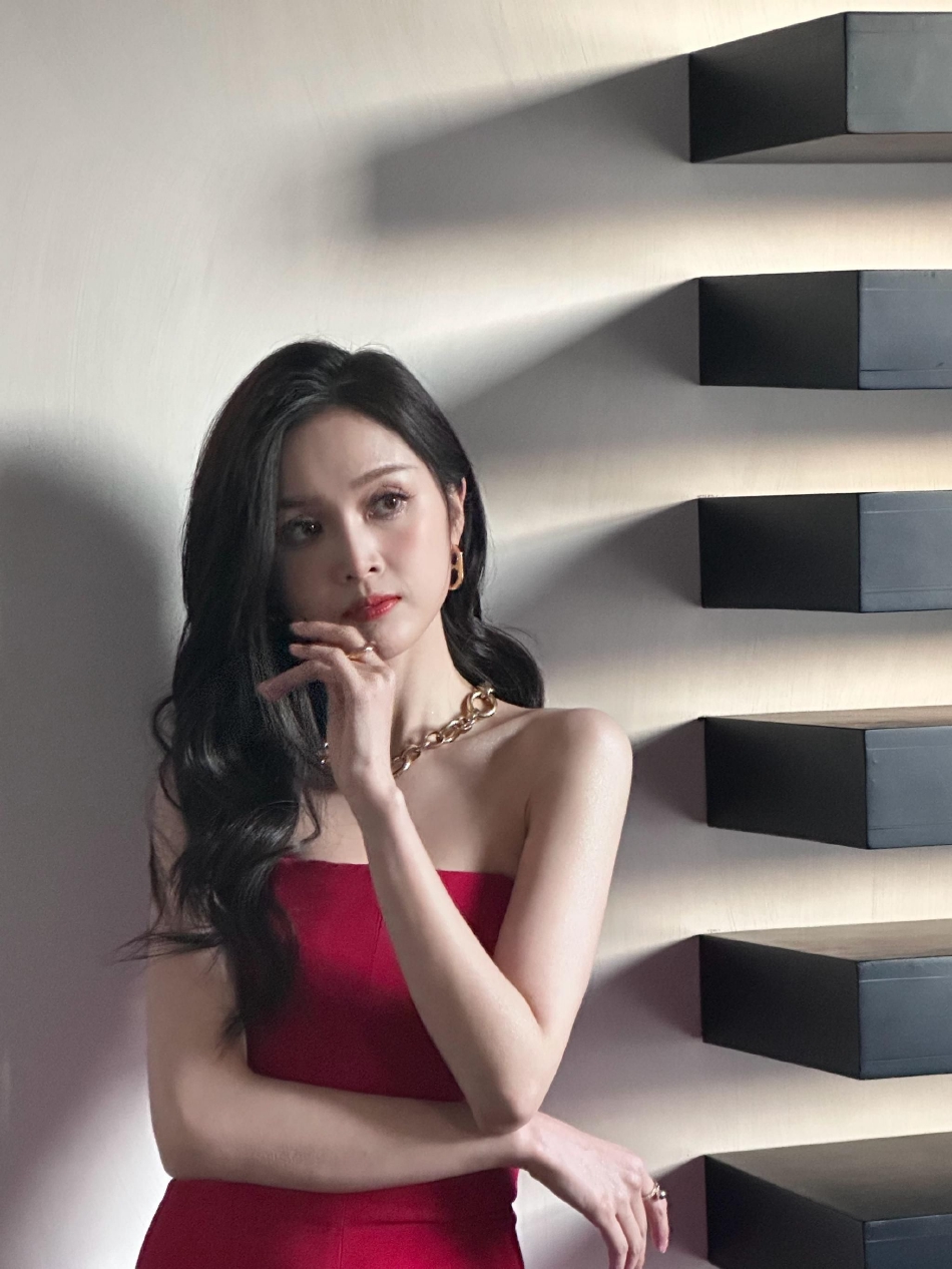 组图:吴宣仪微博晒自拍原图 一身红色连体裤妆容精致生图抗打_高清