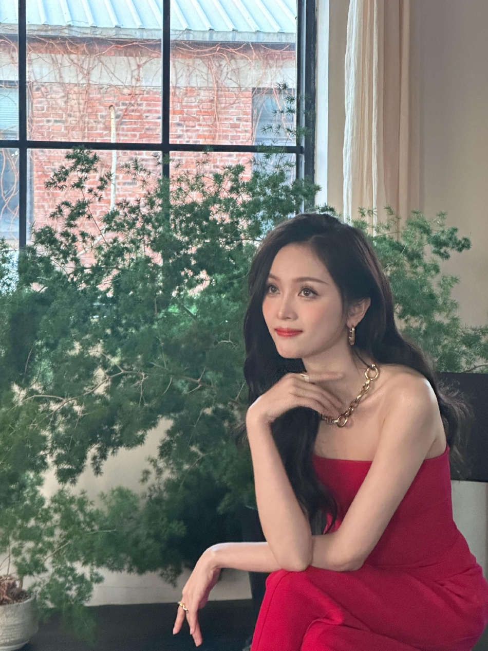 组图:吴宣仪微博晒自拍原图 一身红色连体裤妆容精致生图抗打_高清