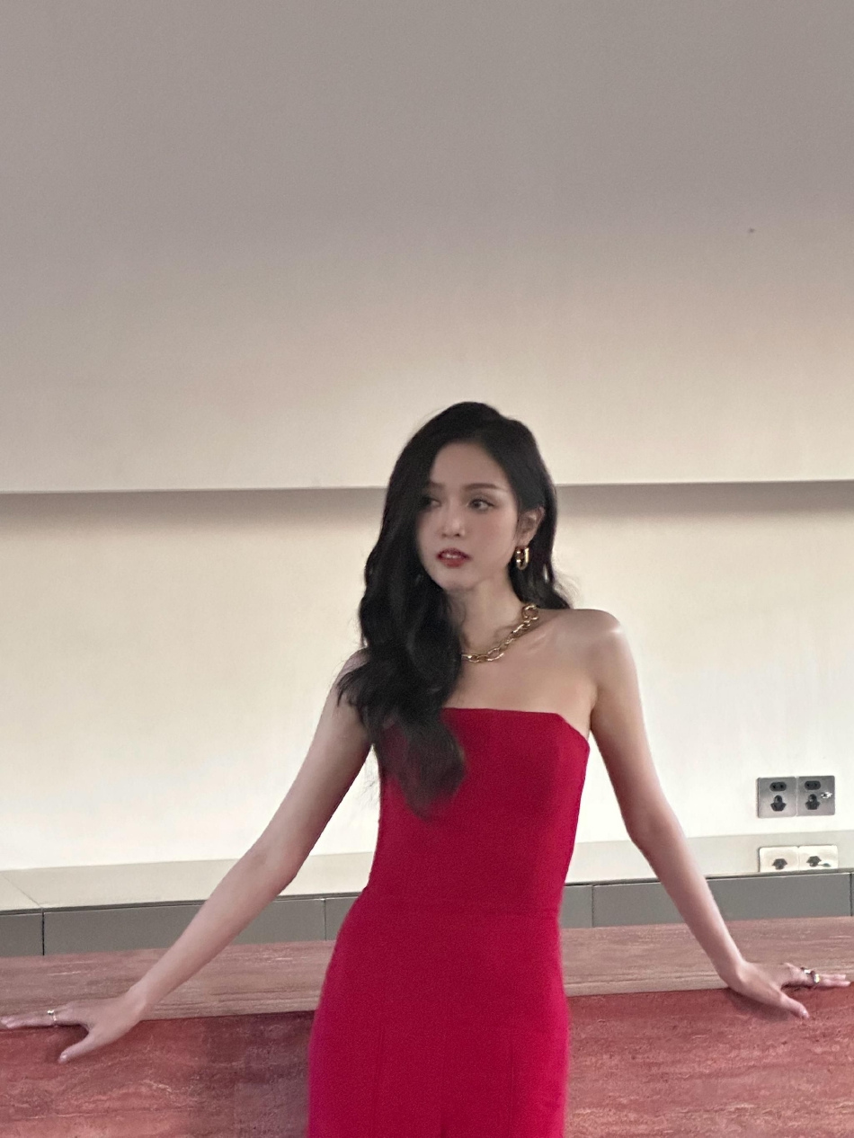 组图:吴宣仪微博晒自拍原图 一身红色连体裤妆容精致生图抗打_高清