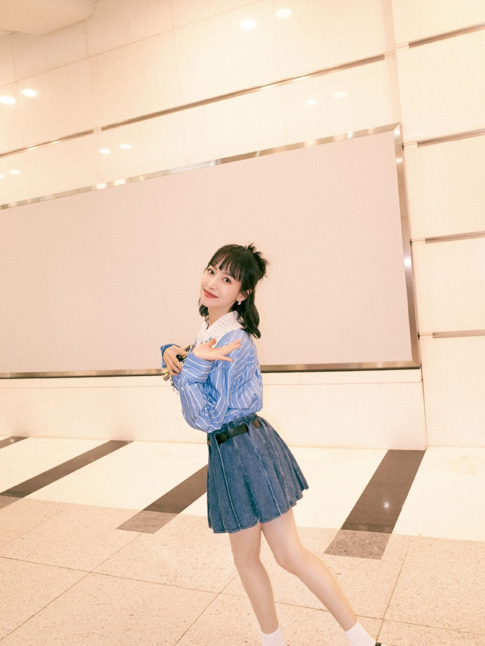 组图:宋茜半丸子头写真俏皮可爱 牛仔短裙 白袜皮鞋少女感足_高清图集