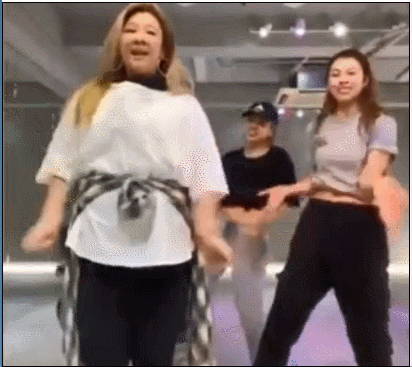 郑欣宜宅家跳舞狂甩肉 身姿灵活舞步自信搞怪表情不断