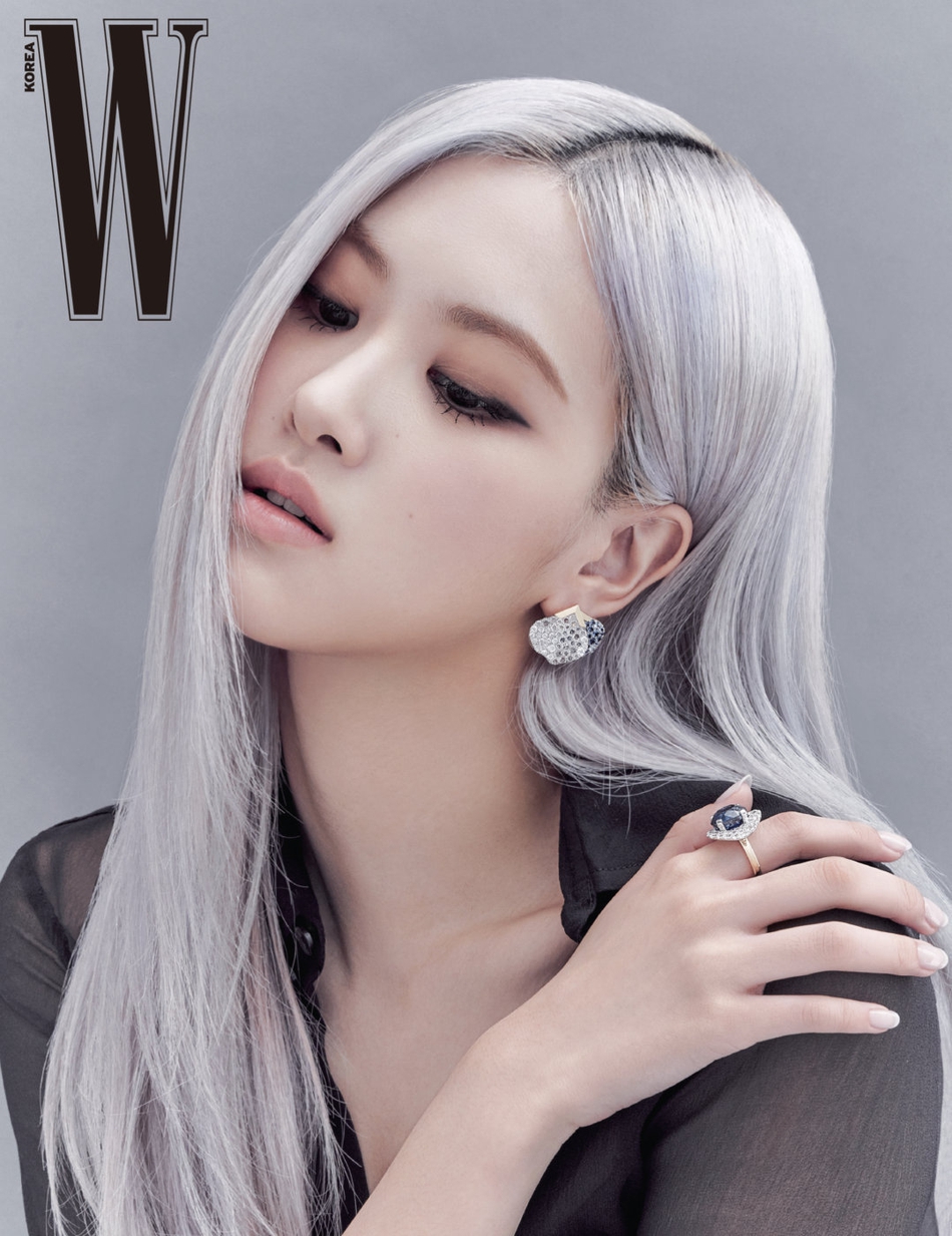 组图：BLAKPINK朴彩英时尚大片曝光 穿抹胸裙大秀美肩雪肤