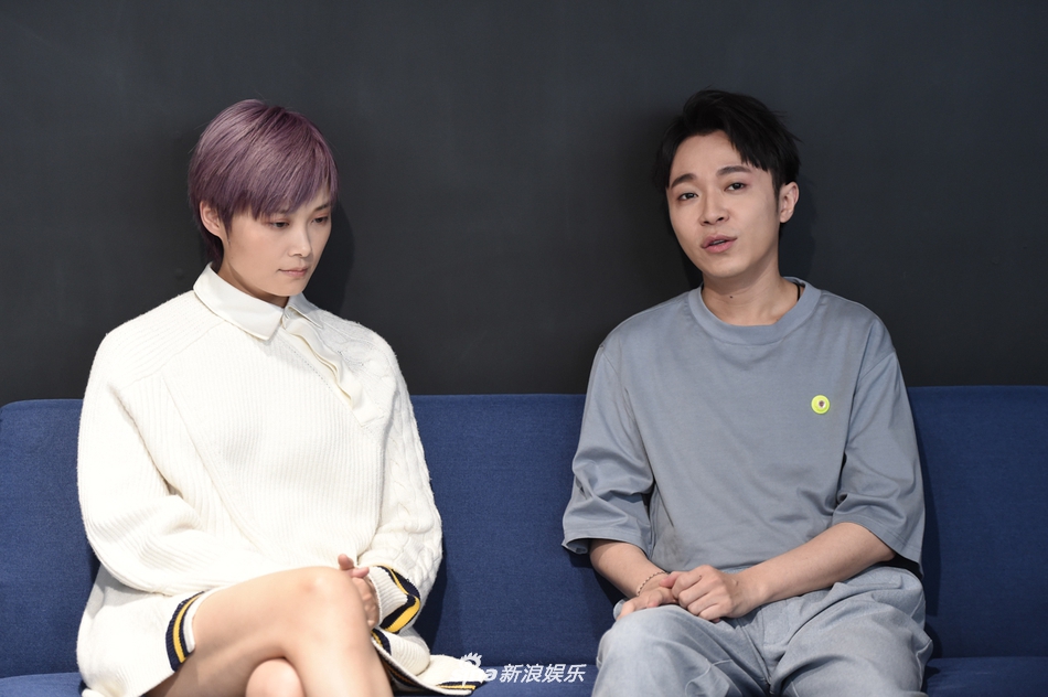 组图:李宇春吴青峰同框聊新歌 自侃"没人会在520发这首歌"