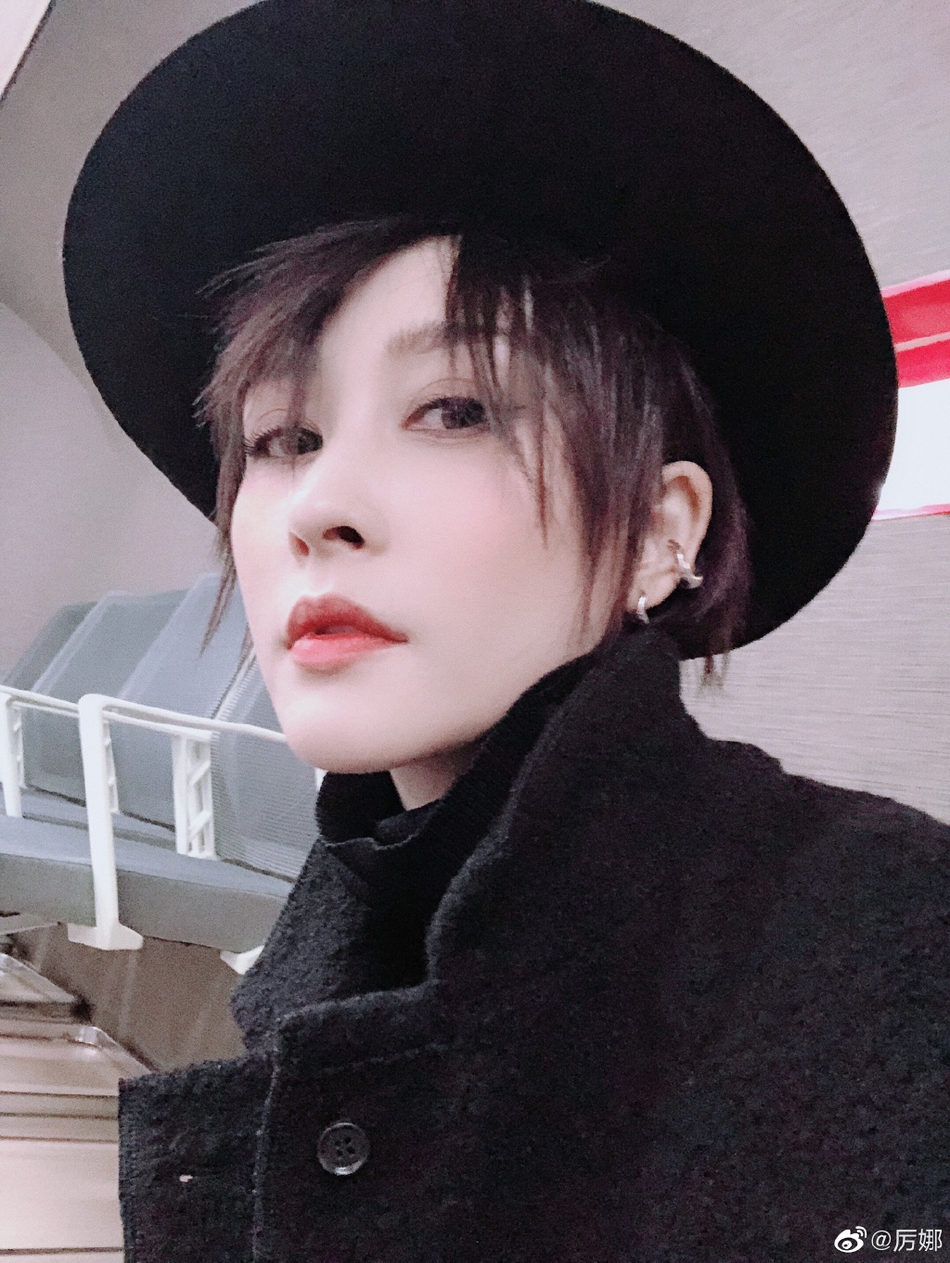 组图:06届超女历娜晒冻龄近照 戴礼帽短发干练不似36岁_高清图集_新浪