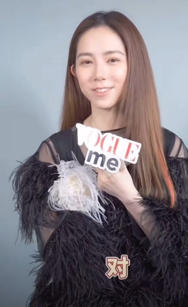 邓紫棋淡妆出镜采访别有魅力眼神清纯可爱似邻家女孩