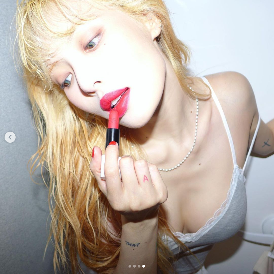組圖：泫雅曬金髮濃郁紅脣照 搭配吊帶面板白皙性感十足