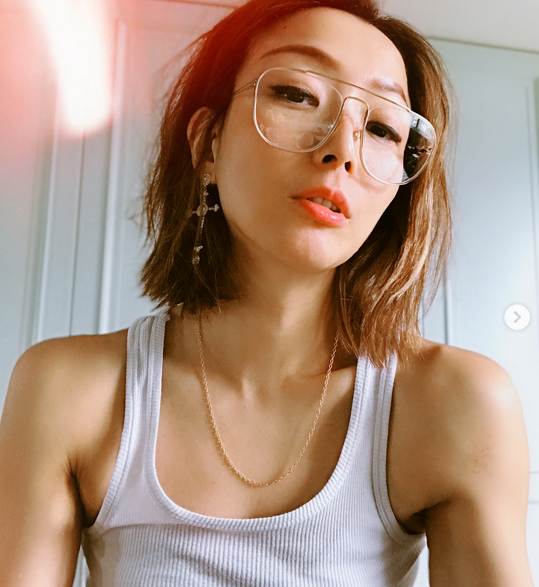 组图:郑秀文穿白色背心玩自拍 俏皮咬手指身材骨感迷人