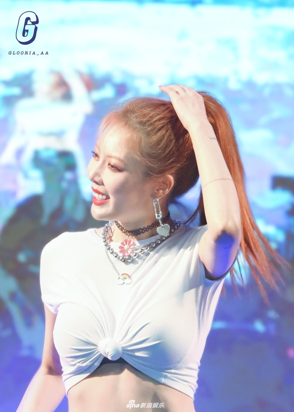 组图:泫雅舞台照穿纯白t恤也能秀身材 卷起衣摆露纤细蛮腰