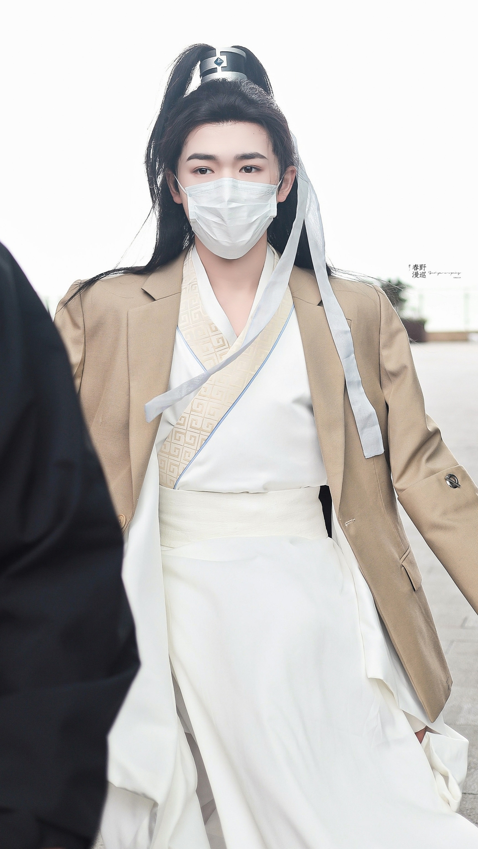 组图:宋亚轩扎高马尾古风造型曝光 穿白袍化身古风美少年