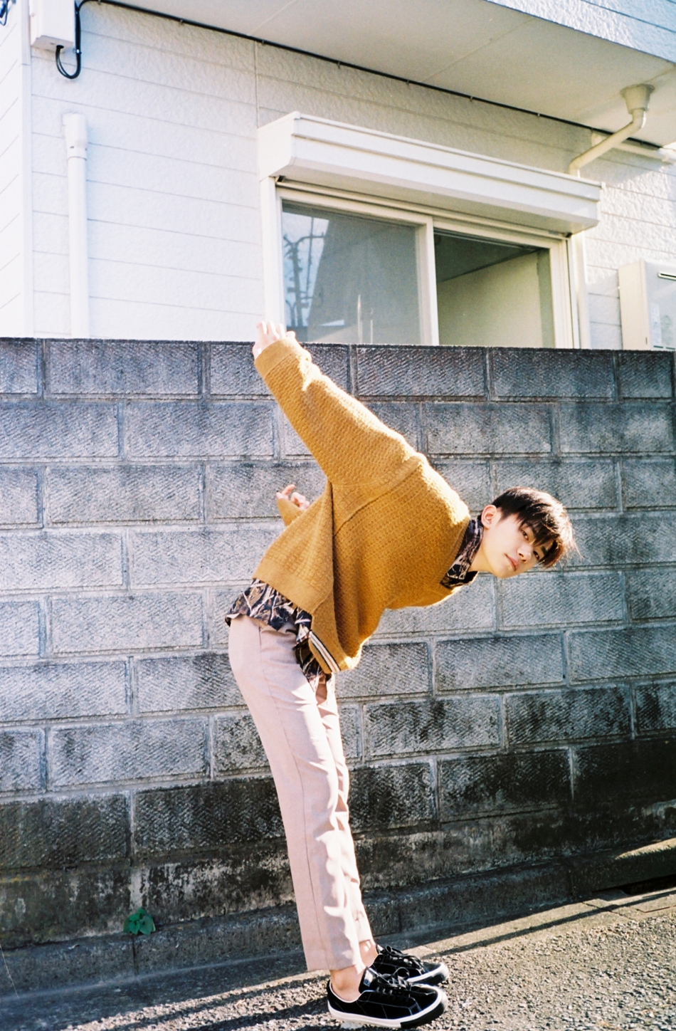 组图易烊千玺自拍胖出双下巴工作室晒表情包称这是答案