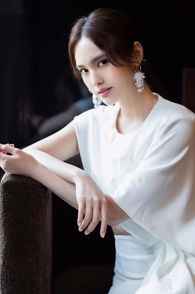 组图:杨丞琳一袭白衣气质超仙 天鹅颈s型曲线秀蛮腰