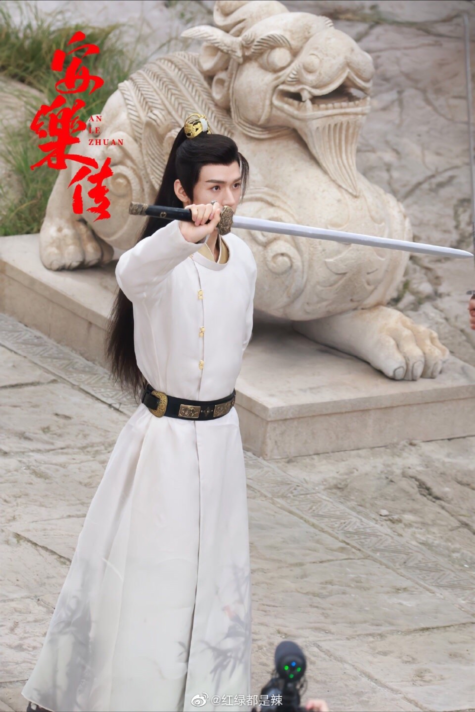 组图：龚俊《安乐传》饭拍路透图曝光白衣挥剑潇洒俊朗