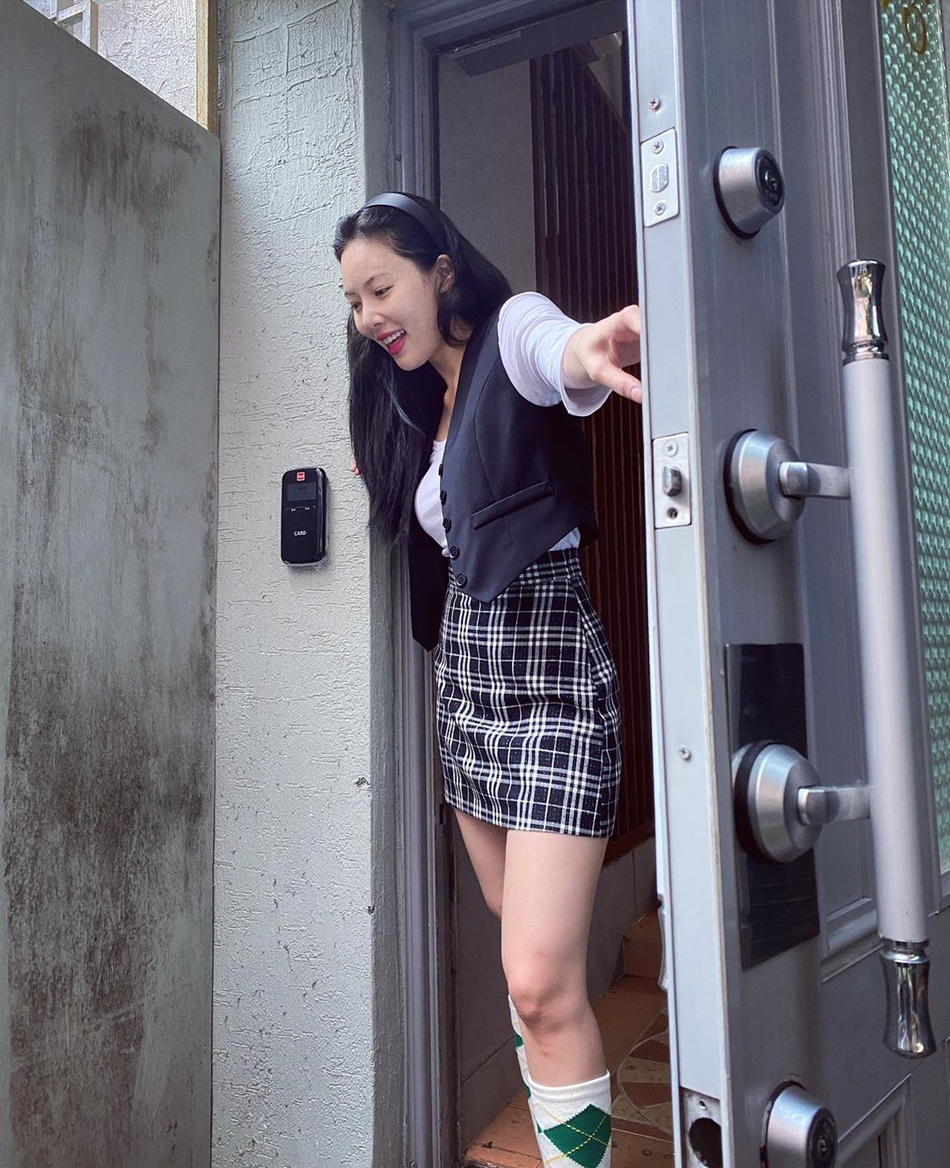 組圖：泫雅學院風造型清新甜美 穿黑白格紋短裙修長美腿搶眼