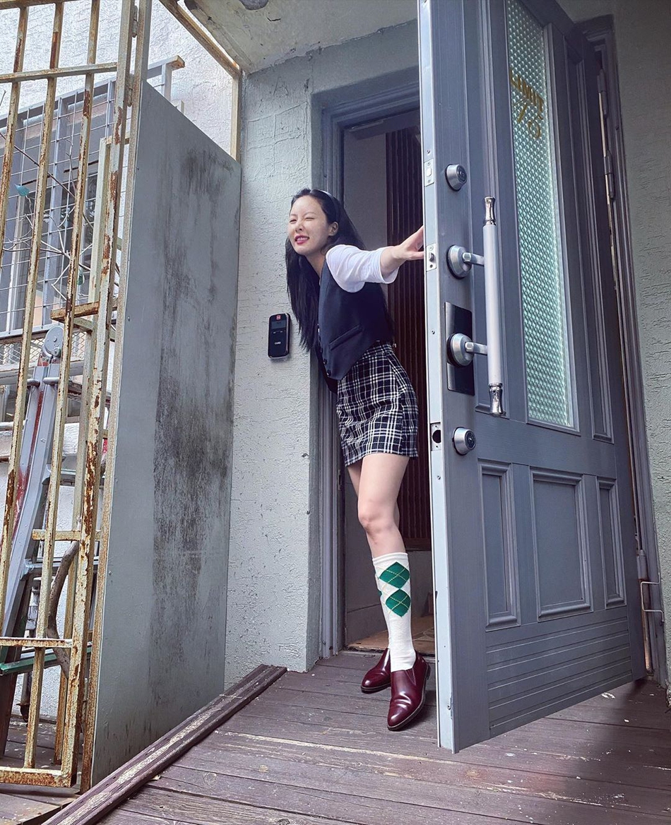 組圖：泫雅學院風造型清新甜美 穿黑白格紋短裙修長美腿搶眼