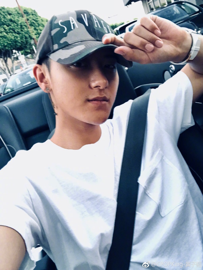 黄子韬休闲装扮重游校园 背靠跑车摆pose显潇洒不羁