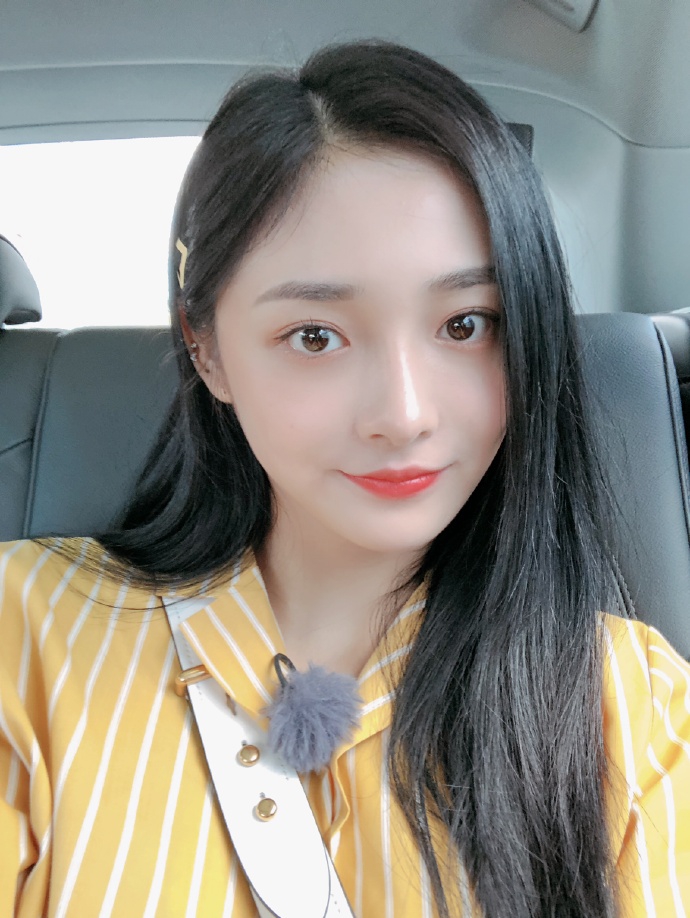 组图:周洁琼淡妆晒自拍照五官精致 皮肤白嫩秀发柔顺清纯动人