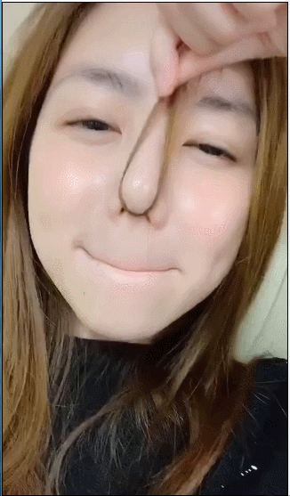 组图:邓紫棋单手用发丝在鼻头绕圈 鼻梁高挺素颜出镜状态好