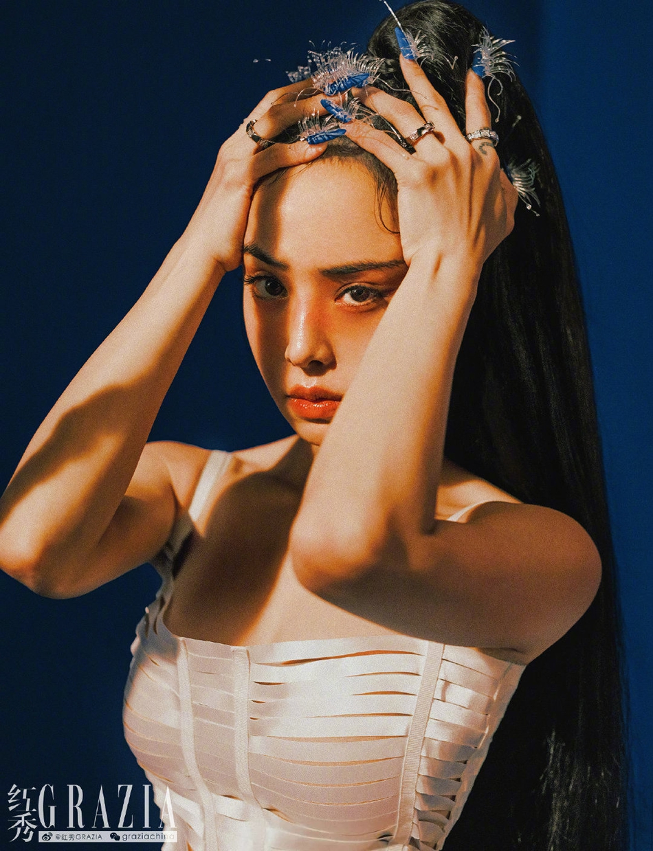 组图:蔡依林穿抽褶连衣裙时尚大胆 高马尾辫飘逸眼妆魅惑性感