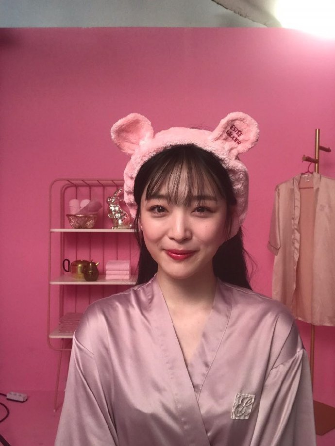 组图雪莉齐刘海头戴熊耳朵发饰穿粉色睡衣少女心满满