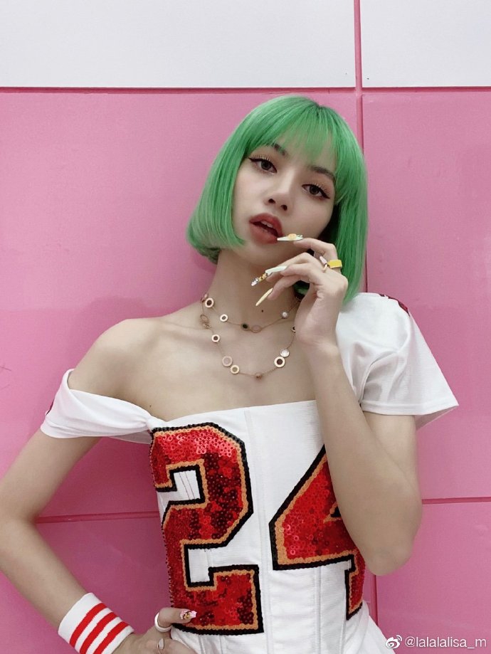 組圖：Lisa穿運動小白裙秀性感直角肩 美甲精緻染綠髮清新個性