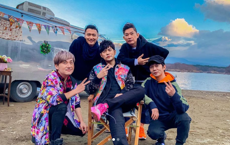 组图:周杰伦晒与谢霆锋合影 露天举杯对饮气氛温馨愉悦_高清图集_新浪