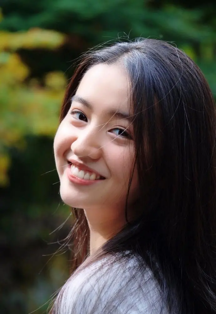 组图：木村拓哉长女晒与妹妹合照 姐妹俩坐树林里生火超接地气