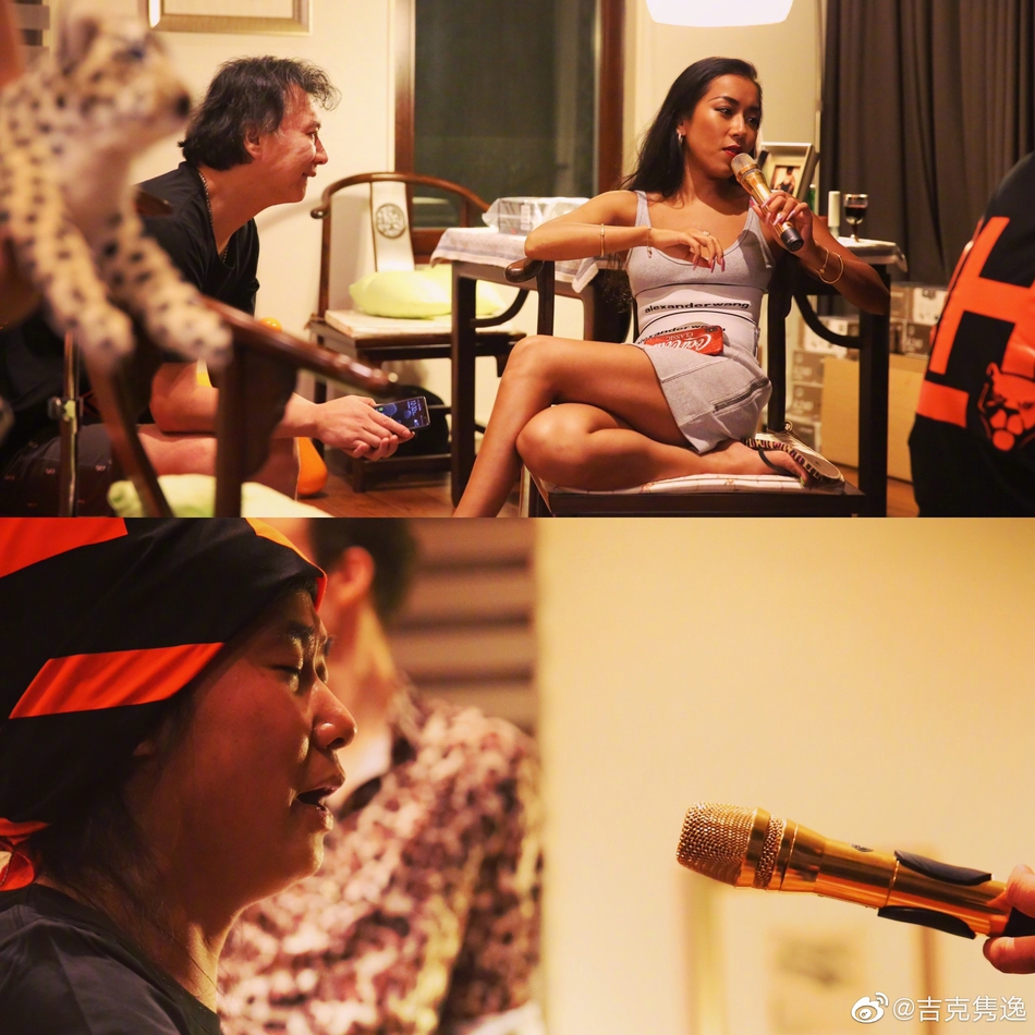 组图:吉克隽逸参加刘欢豹纹主题party 刘欢开心大笑状态好