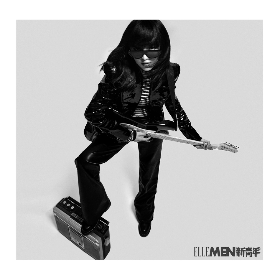 组图:吴宣仪戴墨镜朋克造型拍大片 双手捧脸眼神倔强潮酷十足