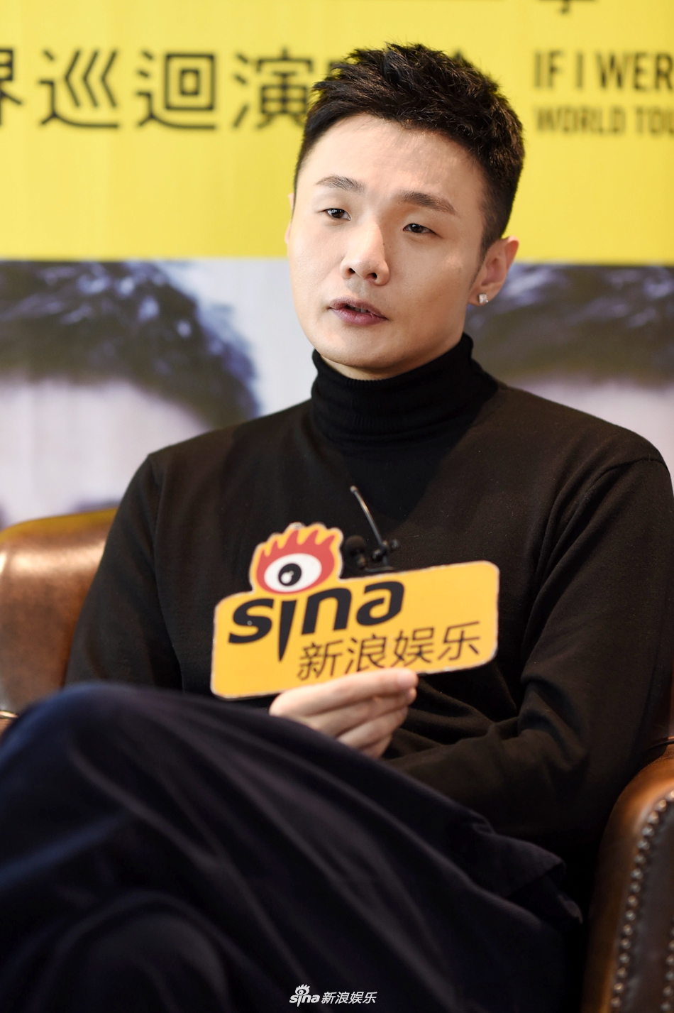 组图:李荣浩不愿在"周边"拼噱头 演唱会海报洗个头就开拍