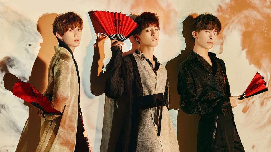 tfboys五周年曝全新中国风写真 少年执红扇意气风发_q&get 新奇网