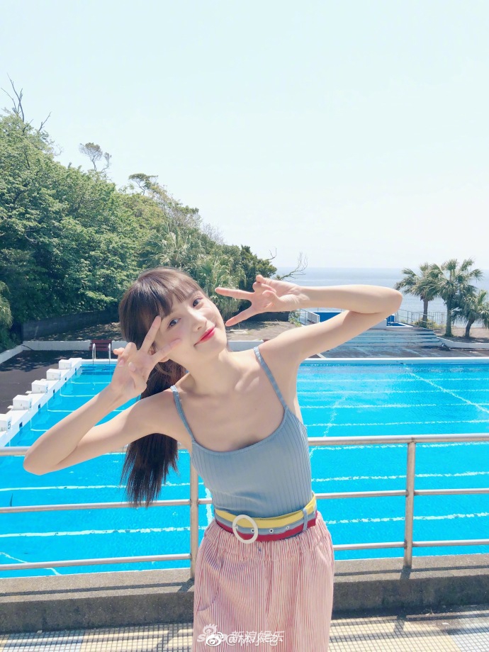 组图:夏日度假少女! 林小宅泳装背心写真清纯鬼马