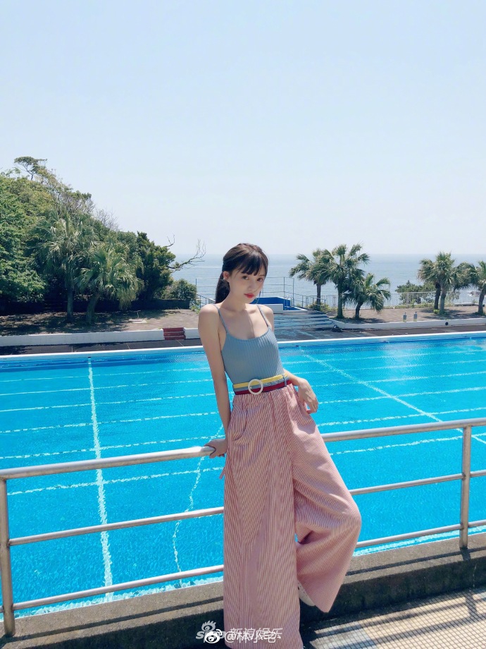 组图夏日度假少女林小宅泳装背心写真清纯鬼马