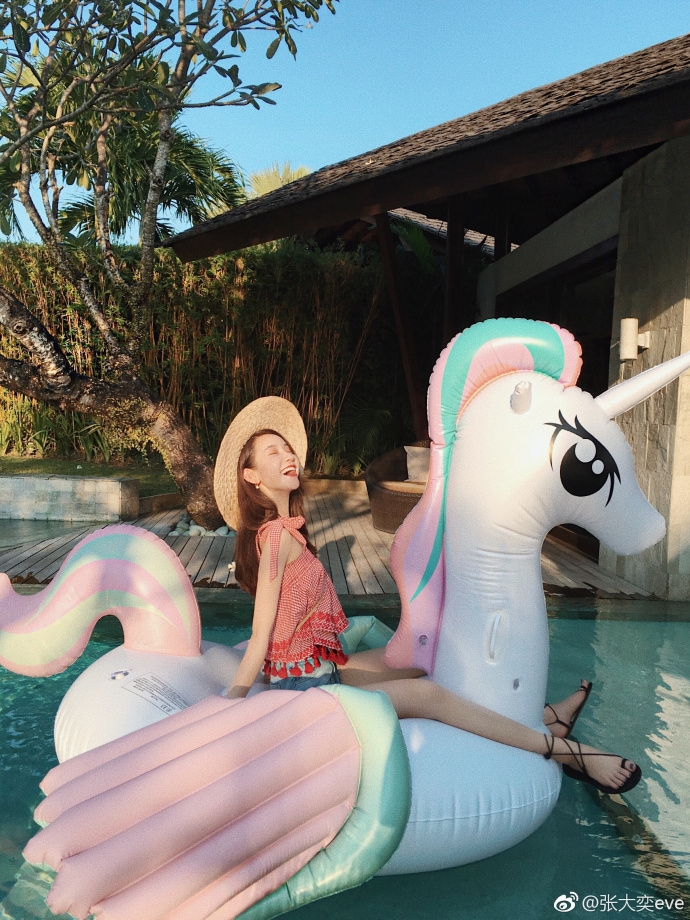 组图:高考怀挺!网红张大奕泳池写真诱人胸前写加油