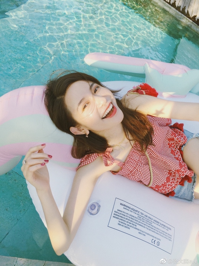 组图:高考怀挺!网红张大奕泳池写真诱人胸前写加油