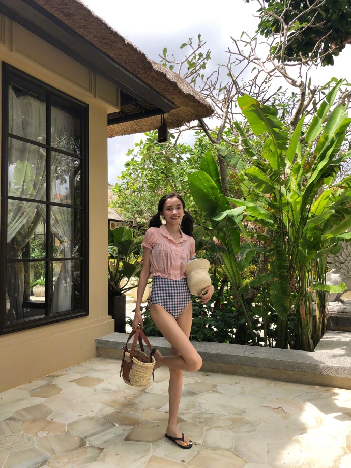 组图:网红林小宅晒泳装live照力证未p图 这么瘦长的腿存在吗?