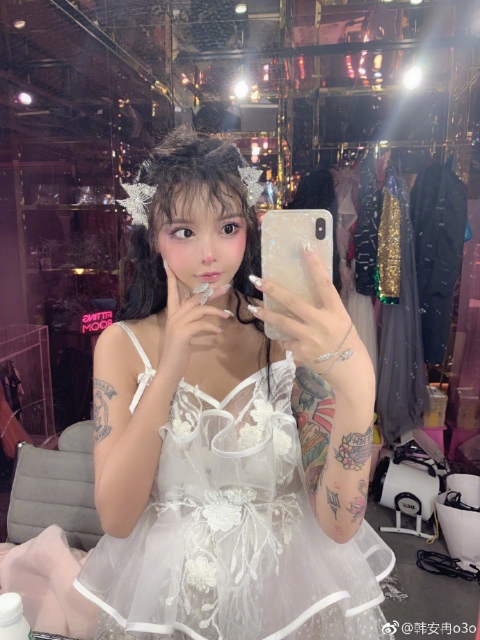 5 / 10 新浪娱乐讯 变形计网红韩安冉今日在微博晒出一组大肚孕照.