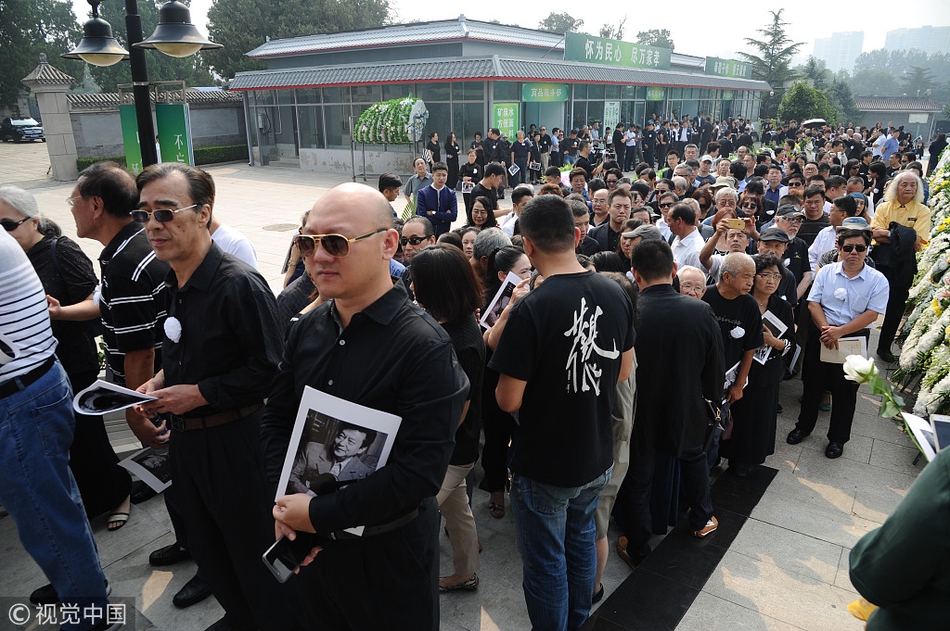 组图:小提琴家盛中国去世乐界送别 刘诗昆王立平等现身悼念