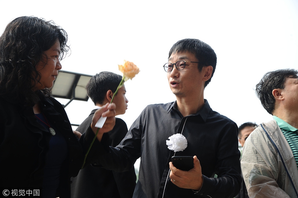 7 / 11 新浪娱乐讯 9月13日,北京,著名小提琴家盛中国的追悼会在北京