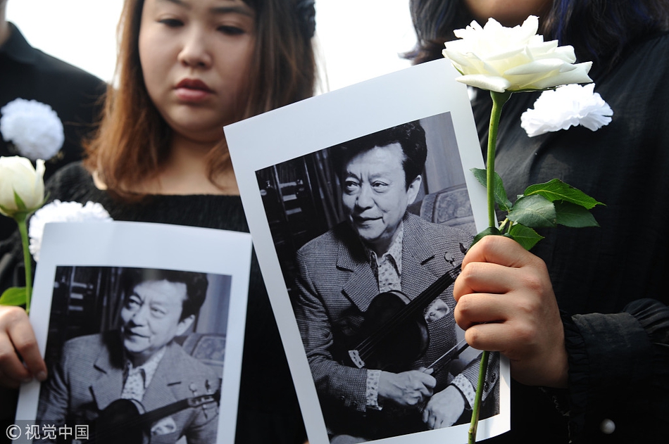 6 / 11 新浪娱乐讯 9月13日,北京,著名小提琴家盛中国的追悼会在北京