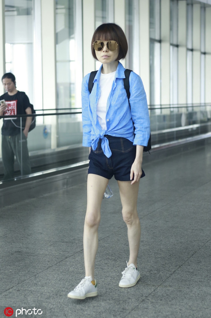 4 / 6 新浪娱乐讯 7月2日,鲁豫亮相机场,当天以一席短裤大秀美腿,全身