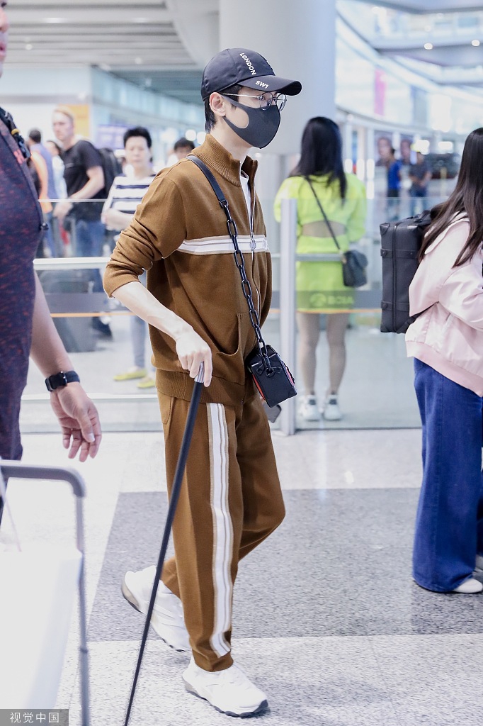 组图:罗云熙拄拐机场赶行程 戴金边眼镜斯文帅气