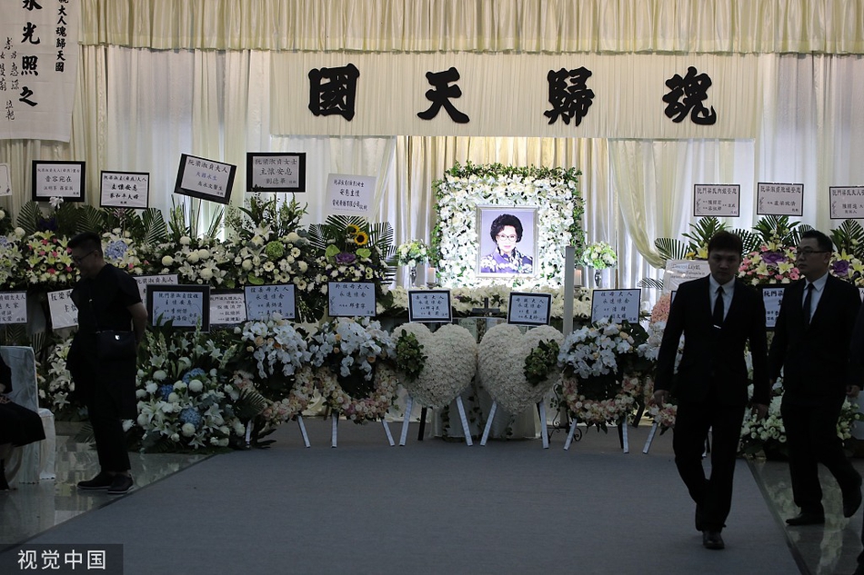 香港演员梁舜燕出殡仪式举行周润发赵雅芝等敬送花牌 香港娱乐资讯 新闻吧 香港演员梁舜燕出殡仪式举行周润发赵雅芝等敬送花牌 香港娱乐资讯 新闻吧