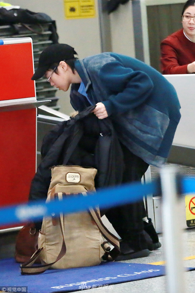 组图:窦靖童低头侧脸完美避开镜头 弯腰整理行李无偶像包袱