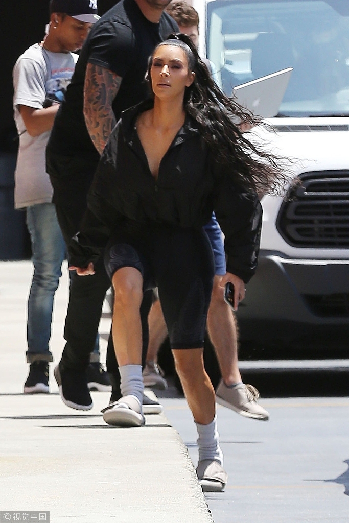 《与卡戴珊姐妹同行》(keeping up with the kardashians)拍摄外出